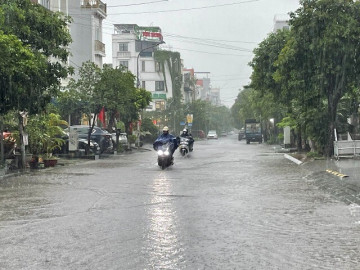 Mưa lớn kéo dài, nhiều nơi ở Hải Phòng, Quảng Ninh ngập lụt