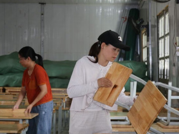 Thầy cô giáo vùng cao hoá thợ điện, thợ hàn sửa bàn ghế, giường tủ trước năm học mới