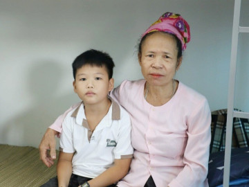 Vượt núi đưa con đến nhập học ở ngôi trường đặc biệt