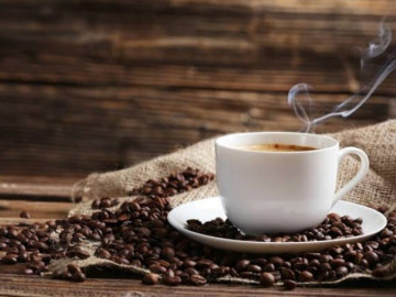 Uống cà phê ngay khi thức dậy khiến cơ thể nhanh đuối sức và dễ béo bụng