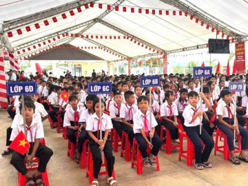 Thầy cô giáo vượt 18km đường rừng đón 83 học sinh dự lễ khai giảng