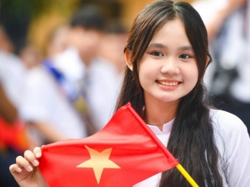 Nữ sinh TPHCM rạng rỡ, ngọt ngào trong ngày khai giảng năm học mới