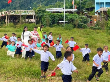 Hình ảnh dễ thương ngày khai giảng ở điểm trường có 38 học sinh vùng cao Đà Nẵng