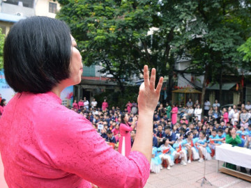 Những đôi tay "cất lời" trong ngày khai giảng