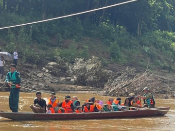 Cầu bị lũ cuốn trôi, bộ đội, công an chèo thuyền đưa học sinh đến trường khai giảng