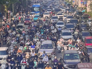 Kẹt cứng nhiều tuyến phố Hà Nội ngày đầu học sinh đến trường sau khai giảng