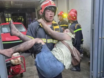 Hình ảnh lính cứu hộ giải cứu khách mắc kẹt trong vụ cháy khách sạn
