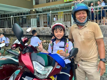 Ngày đầu năm học mới, phụ huynh vừa đi làm vừa xoay ca đưa đón con vì trường chưa tổ chức bán trú