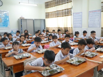 "Soi" bữa ăn bán trú đầu tiên của học sinh TPHCM sau sáp nhập trường lớp