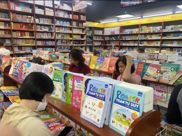 Phụ huynh huy động tổng lực đỏ mắt tìm mua sách giáo khoa, xin sách cũ, photo tạm cho con đầu năm học mới