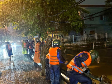 Đà Nẵng: Ngập sâu do mưa lớn, lực lượng chức năng khẩn cấp di dời dân trong đêm