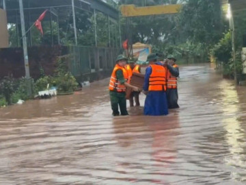 Tin tức - Nước sông Sê Pôn lên nhanh, người dân xã vùng biên Quảng Trị tất tả chạy lũ