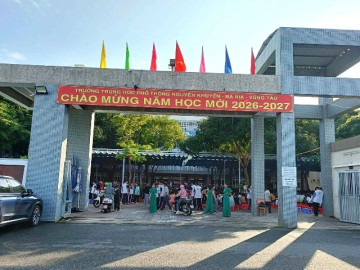 Phụ huynh phải đứng ngoài cổng vì đi họp muộn một tiếng