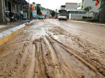 CLIP: "Bão bùn" từ trên đồi đổ xuống, phủ kín gần 1km đường phố ở Quảng Ninh