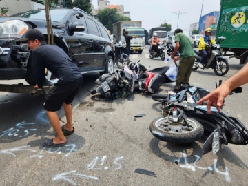 Ôtô tông loạt xe máy dừng đèn đỏ ở TP HCM