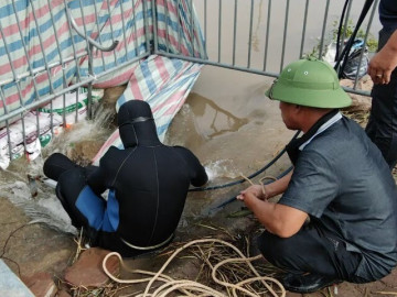 Hà Nội: Người nhái lặn tìm nam sinh nghi mất tích khi đi qua đường ngập