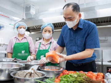 Phụ huynh Hà Nội tận tay kiểm tra từng miếng cá, bó rau tại bếp ăn bán trú của con