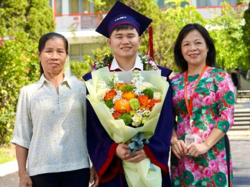 Mẹ đơn thân làm rẫy, nuôi con tốt nghiệp thủ khoa Bách khoa Hà Nội