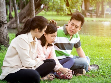 Nhìn từ nhóm "Con ghét bố mẹ": Khi phụ huynh cần thấu hiểu cảm xúc, lắng nghe con để đồng hành đúng cách