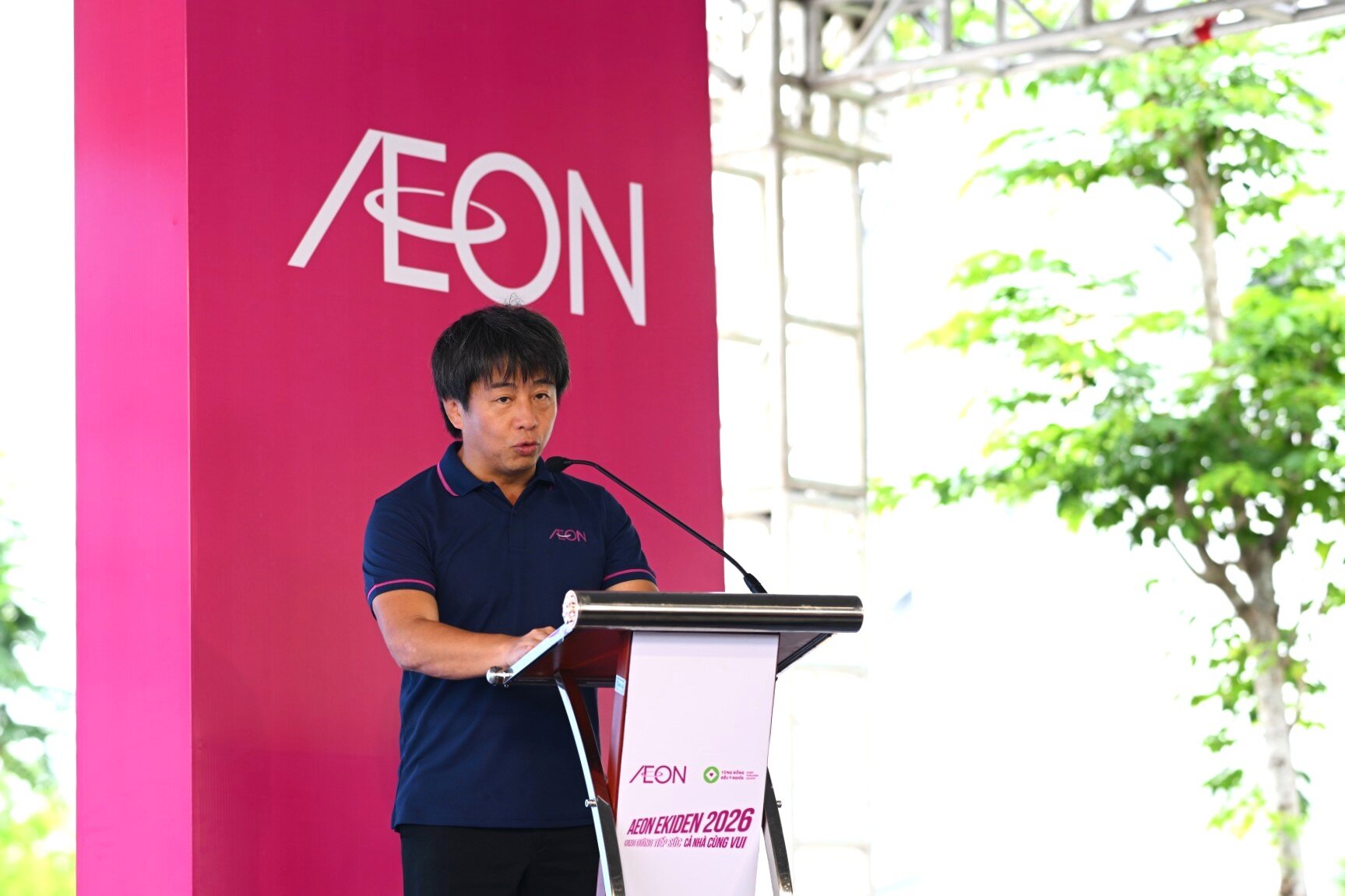 Ông Takeuchi Takashi, Phó Tổng giám đốc Khối Tài chính AEON Việt Nam phát biểu trong chặng cuối của AEON Ekiden 2026 tại Tây Ninh.