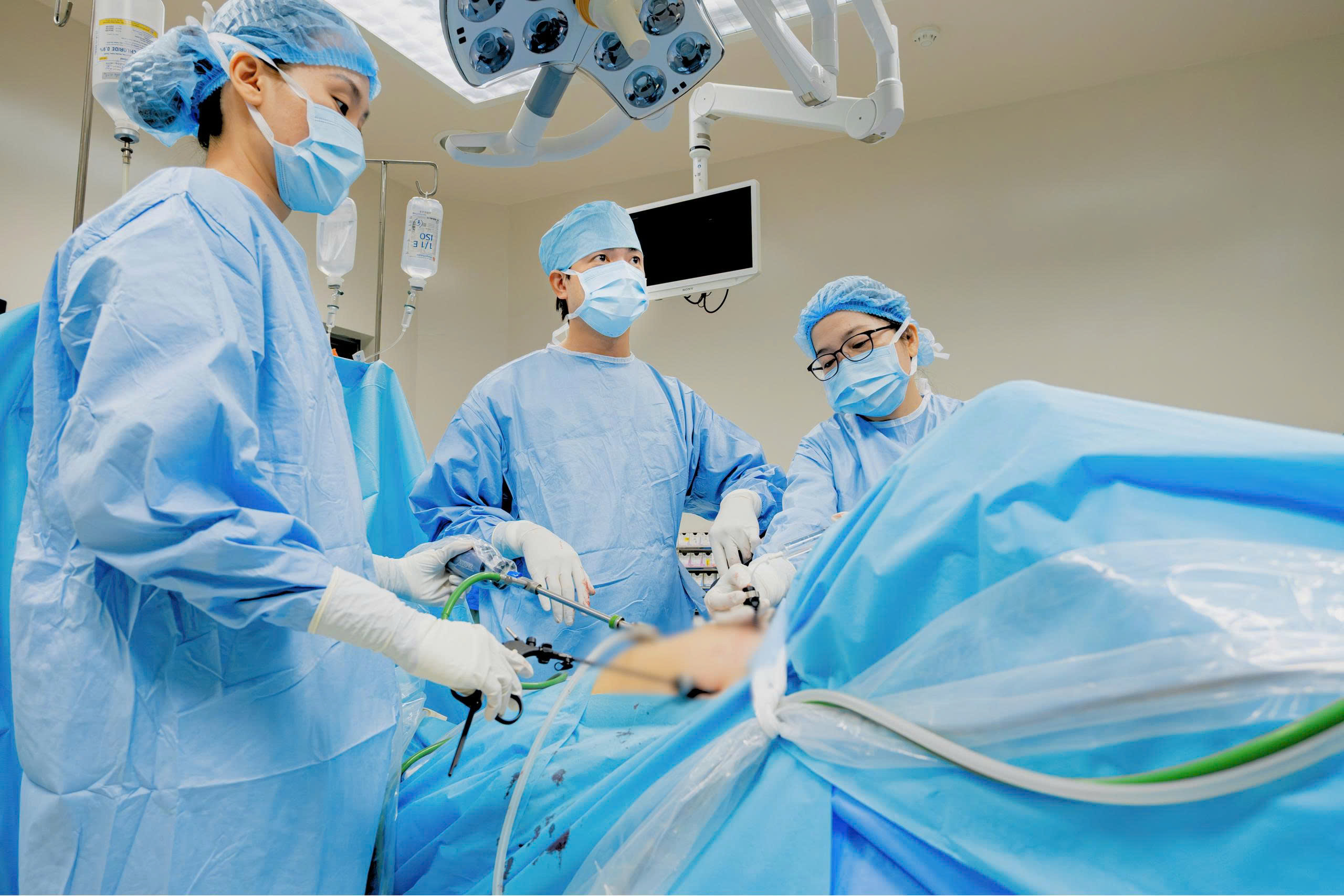 Bác sĩ Nguyễn Đức Trường và ekip thực hiện phẫu thuật nội soi cho bệnh nhân. Ảnh: Bệnh viện FV