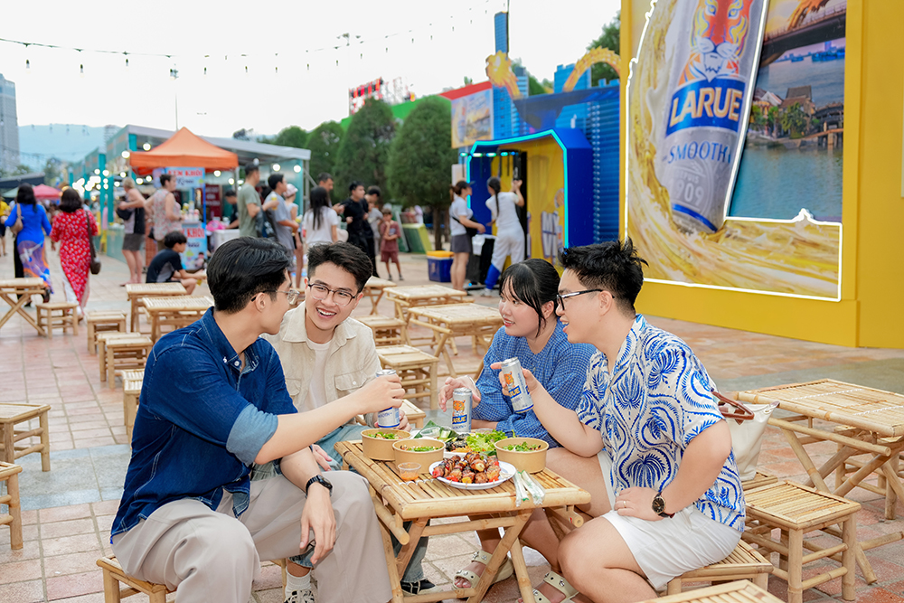 Hà My (áo xanh) cùng hội bạn thân trải nghiệm các món ngon xứ Quảng tại khu trải nghiệm của Larue