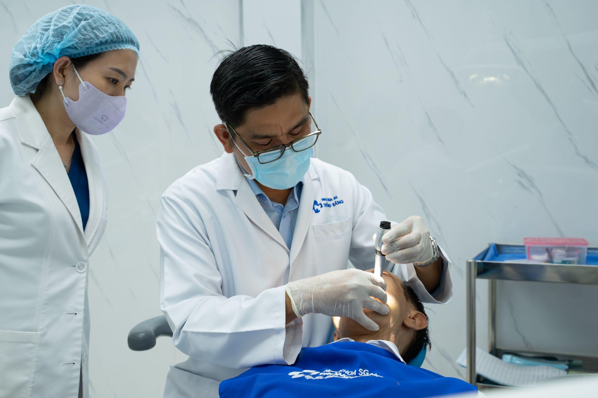 BS.CKI Cang Hồng Thái thực hiện thăm khám và tư vấn tình trạng răng miệng cho khách hàng