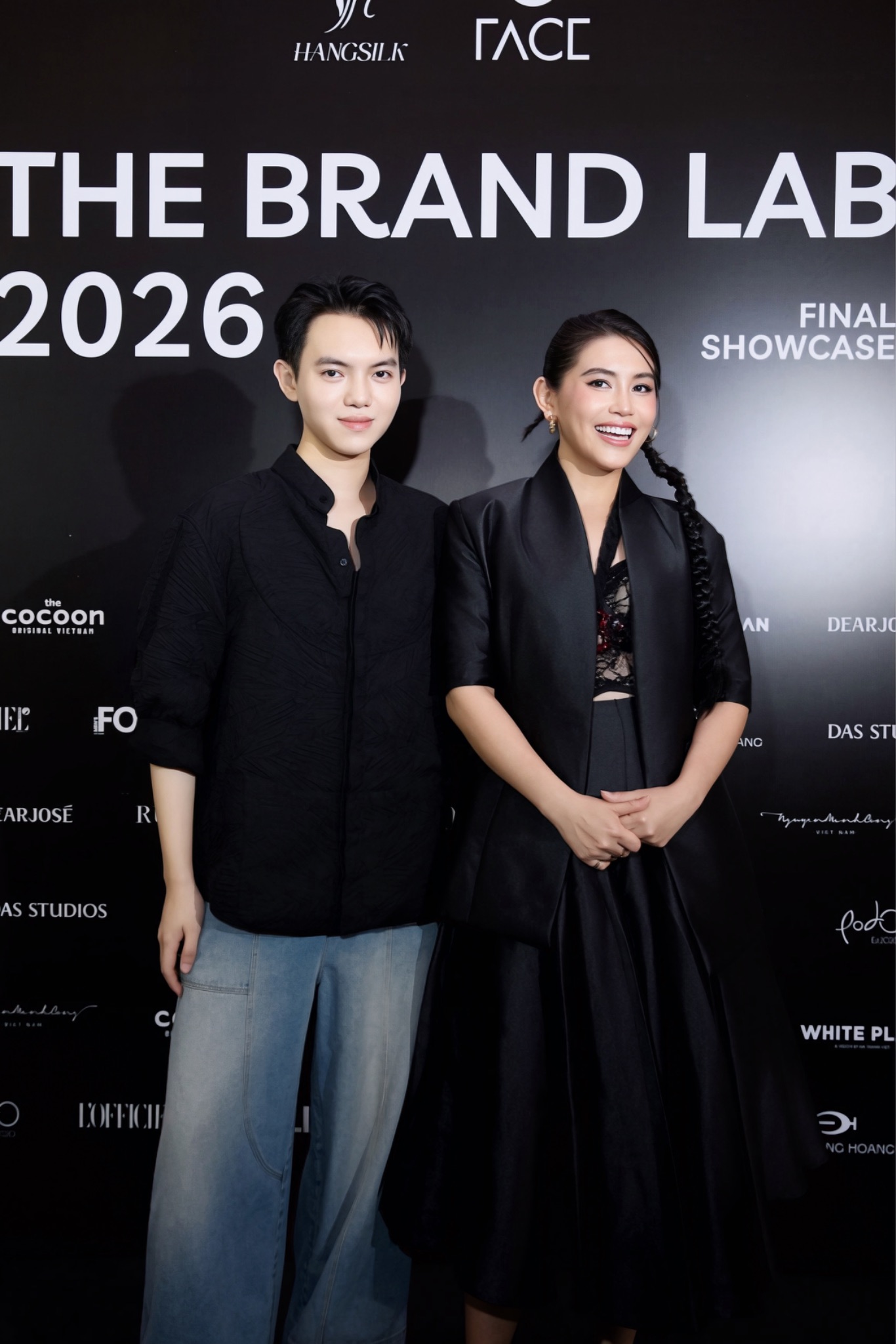 NTK Phan Đăng Hoàng và doanh nhân Lưu Hằng (CEO của thương hiệu HANGSILK) đồng hành trong các chiến lược giúp đỡ, phát triển tài năng thiết kế trẻ.