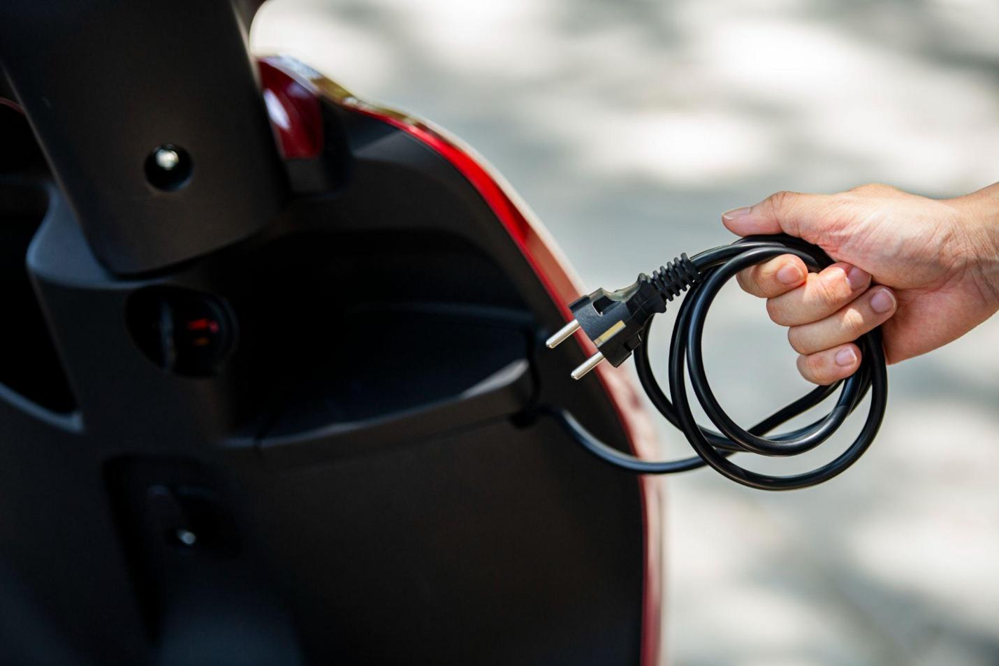 Dat Bike tích hợp sạc trực tiếp trên xe, giúp người dùng không cần đem theo bộ sạc rời