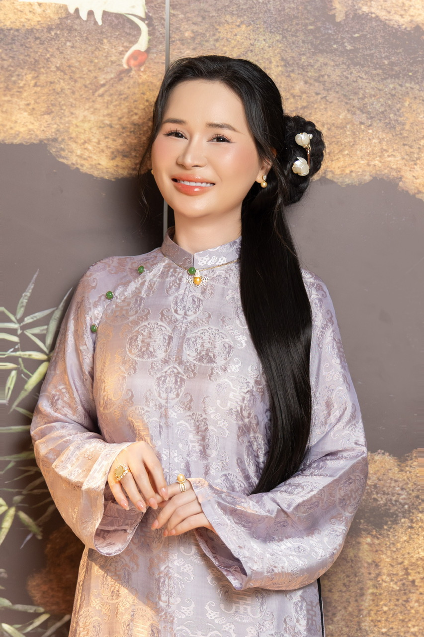 Những thiết kế của Hoàng Yến luôn kết hợp những nét hiện đại và tinh thần Á Đông trong từng món trang sức.