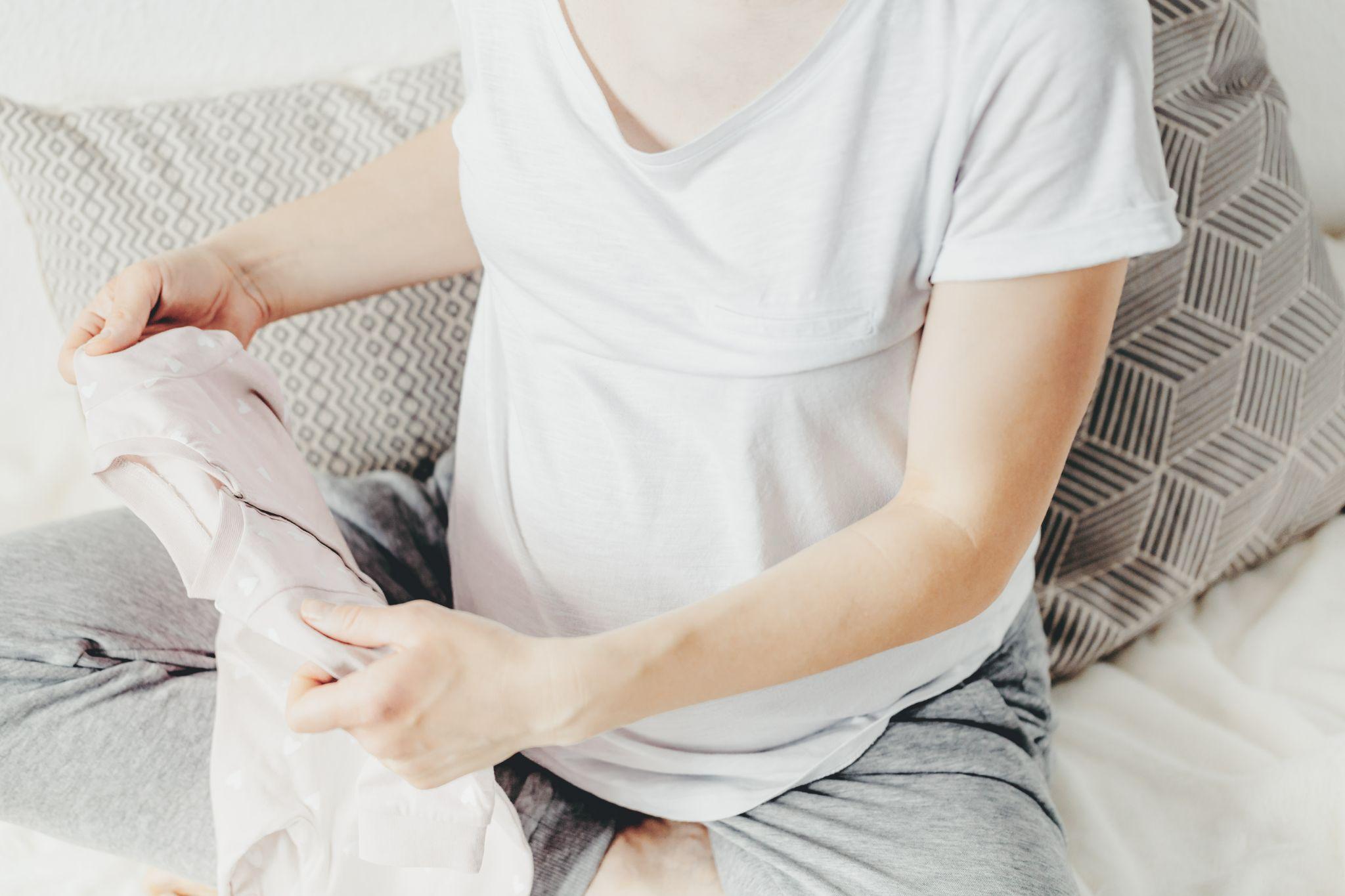Bầu 7 tháng là thời điểm thích hợp để mẹ sắm sửa quần áo cho bé.