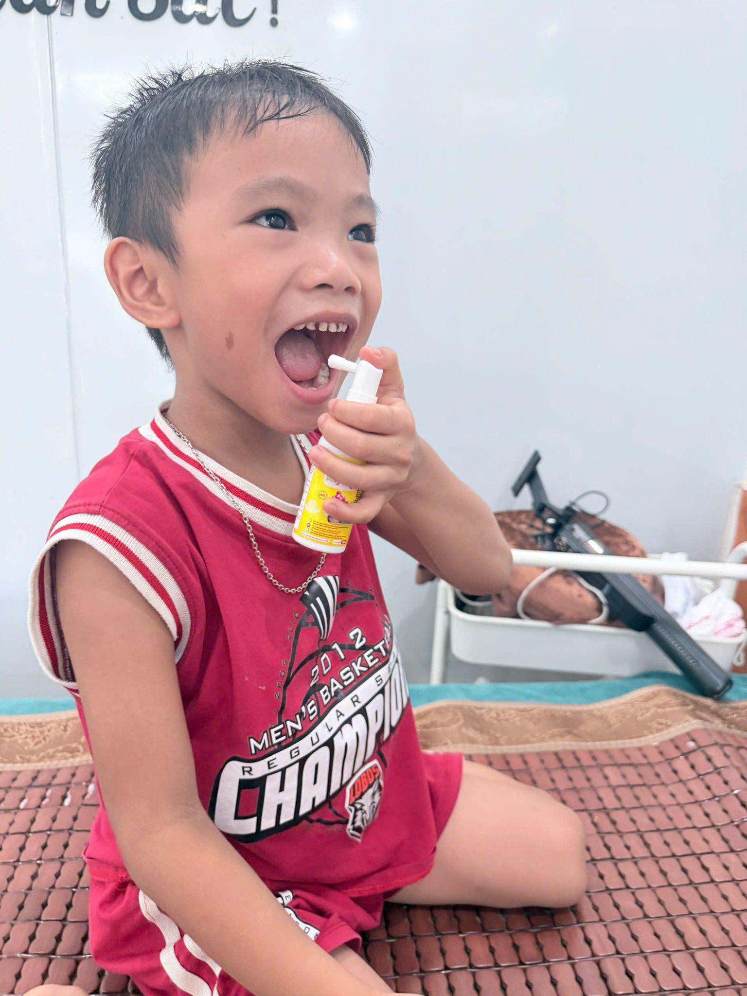 Bé có thể tự xịt Baby Lagin để vệ sinh răng