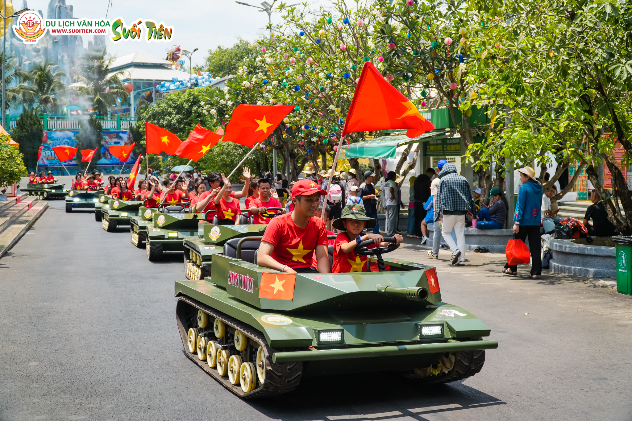 Diễu hành xe tăng qua nhiều cung đường, thể hiện khí thế hào hùng và lan tỏa tinh thần dân tộc