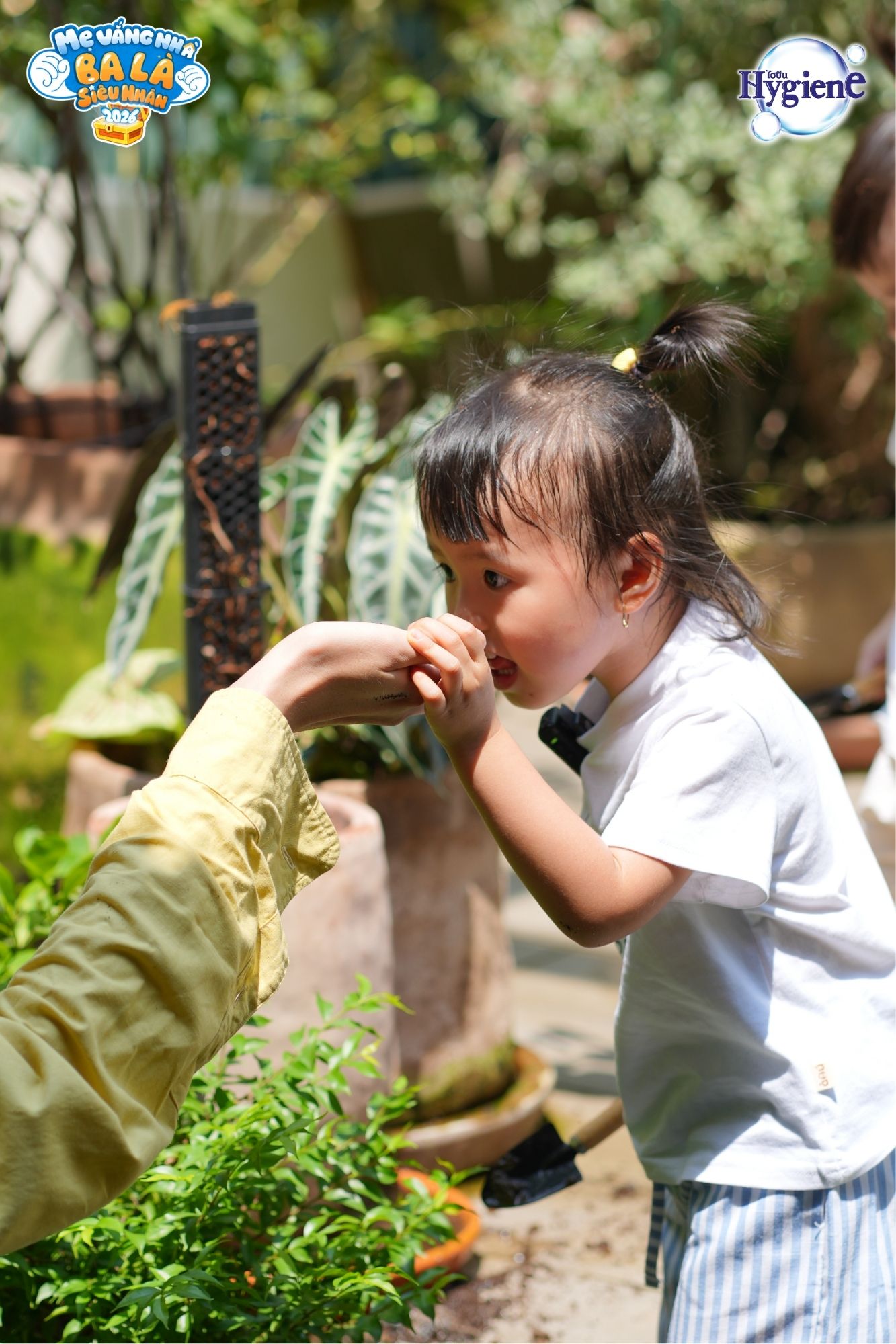 Ba Tuấn Dương rủ hai nhóc tỳ cùng “khui” bí mật sạch thơm cực đỉnh của mẹ Lucie - 2