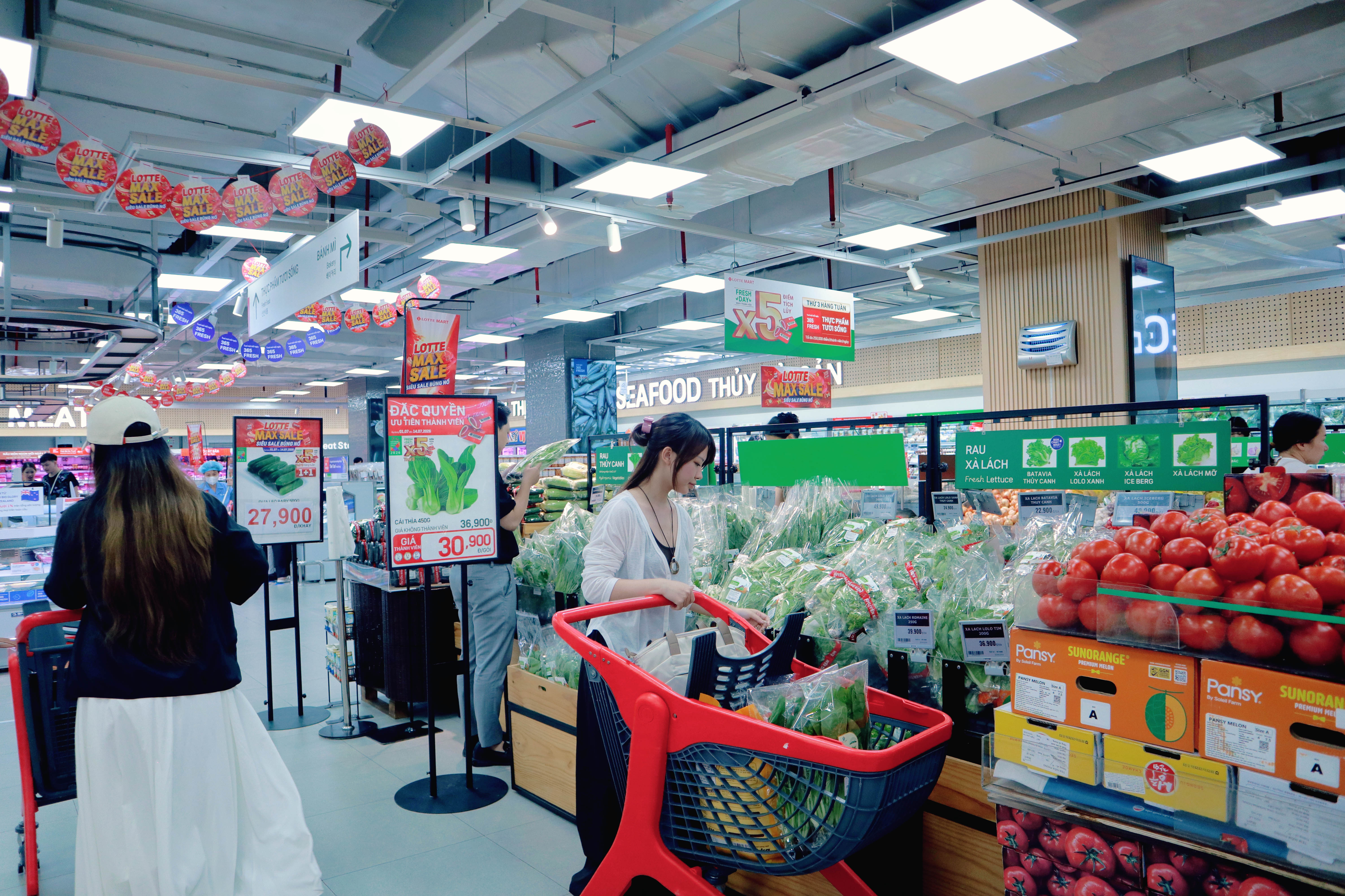 Nhiều mặt hàng thiết yếu cũng nằm trong đợt giảm giá này