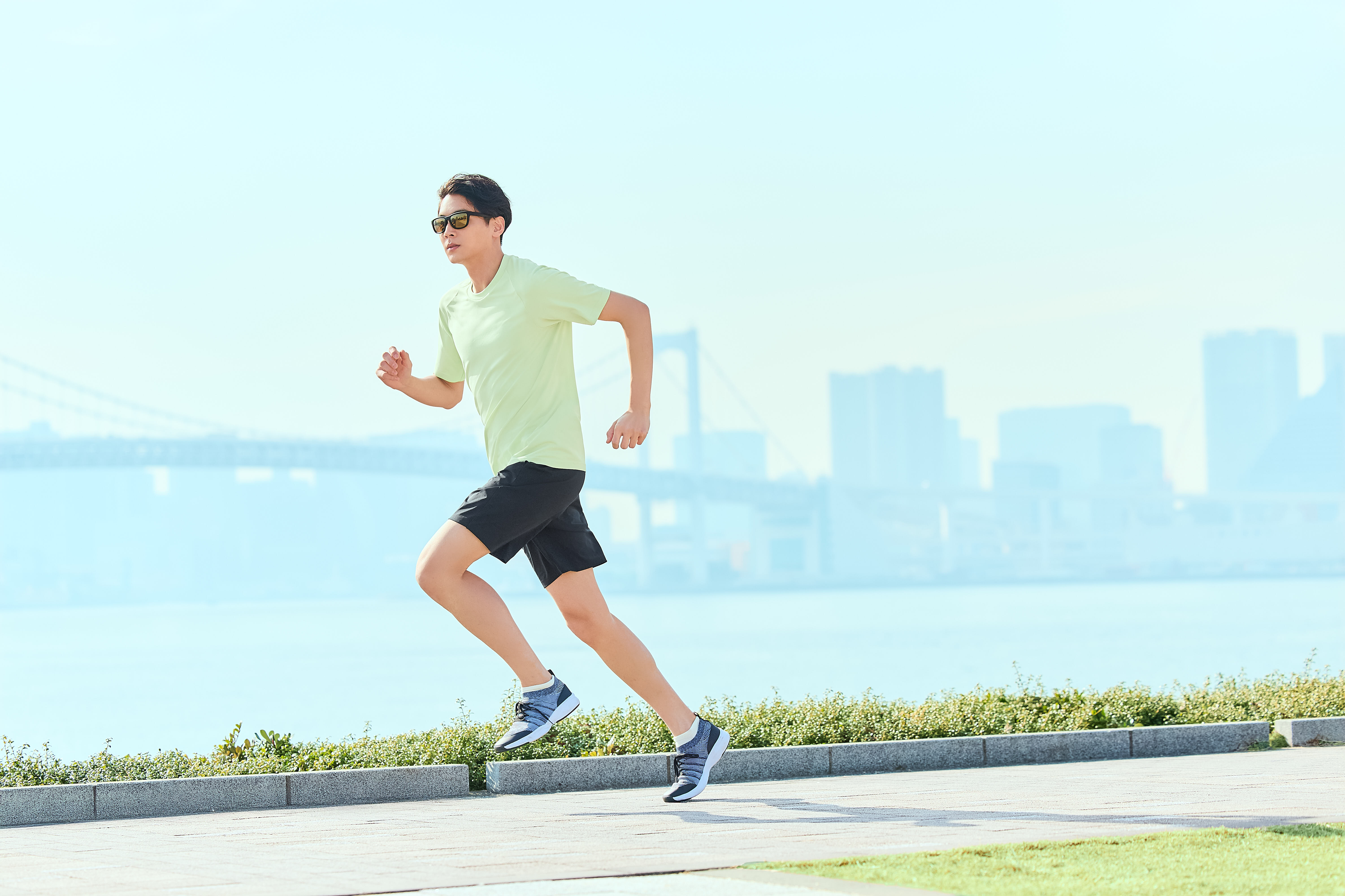 Mẫu áo này diện cùng một chiếc quần shorts khỏe khoắn giúp các anh trai thoải mái tham gia hoạt động ngoài trời ban ngày