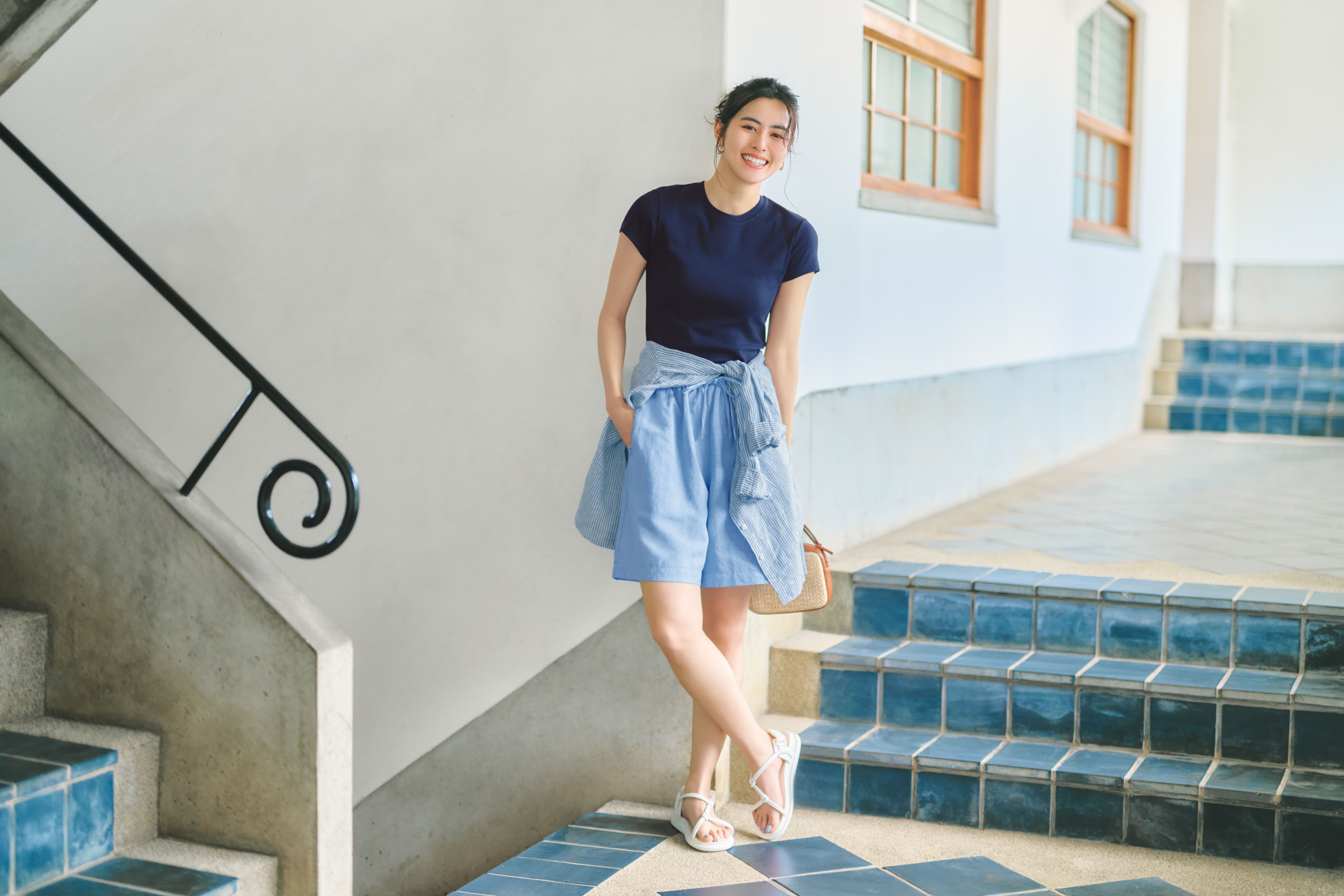 Áo thun Mini từ UNIQLO với phom dáng ôm tôn dáng và bảng màu đa dạng là item khiến mọi bản phối mùa hè trở nên cuốn hút