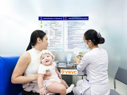Tin tức - Hàng nghìn phụ huynh đăng ký và cho con tiêm vắc xin tay chân miệng lần đầu tiên có tại Việt Nam