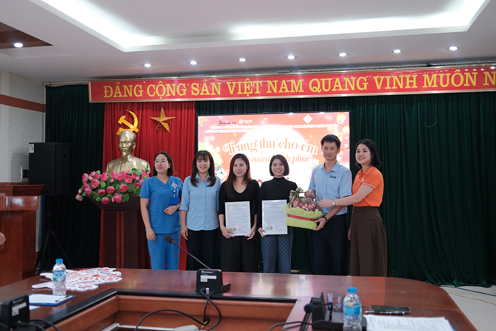 Note Group amp; đại diện Bệnh viện Nhi Trung ương Thái Nguyên.