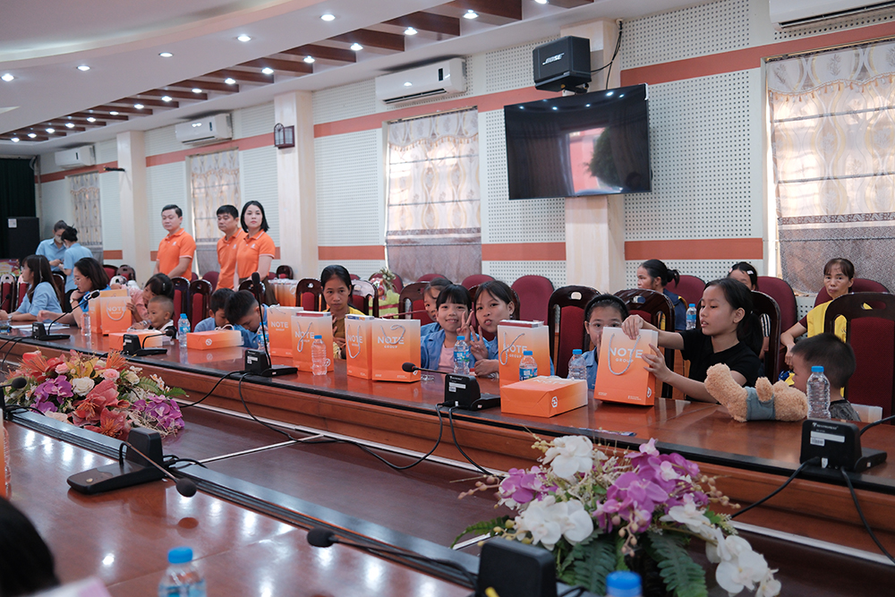 Niềm vui của các bệnh nhi khi nhận quà từ chương trình “Trung thu cho em”.