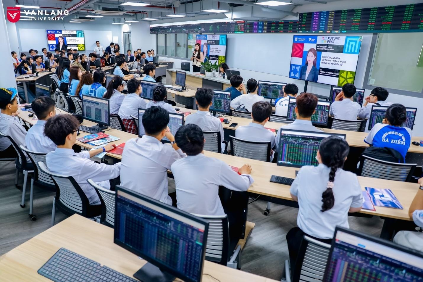 Trung tâm Mô phỏng Ngân hàng - Chứng khoán (HUB) tại Trường Đại học Văn Lang