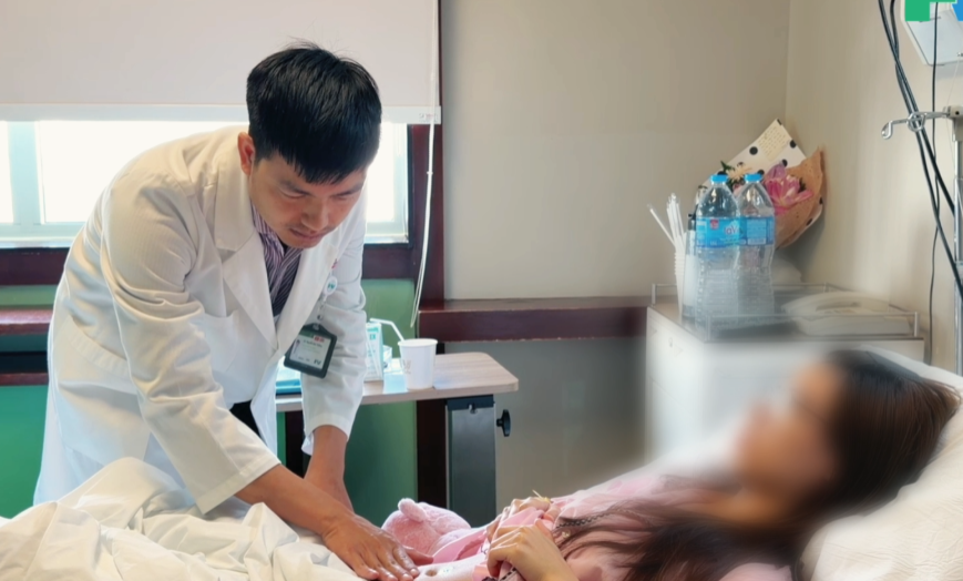 Bác sĩ Nguyễn Đức Trường, khoa Sản FV Thomson khám cho bệnh nhân M. sau mổ