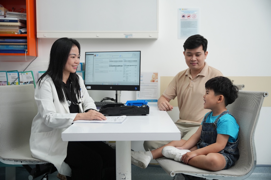 ThS.BSCKII Nguyễn Thị Ngọc Dung tư vấn các chương trình theo dõi sức khỏe định kỳ cho trẻ