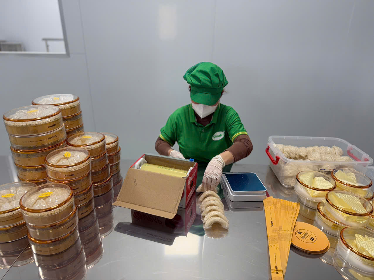 Nhân viên VinaRI kiểm tra sản phẩm trước khi đóng gói.
