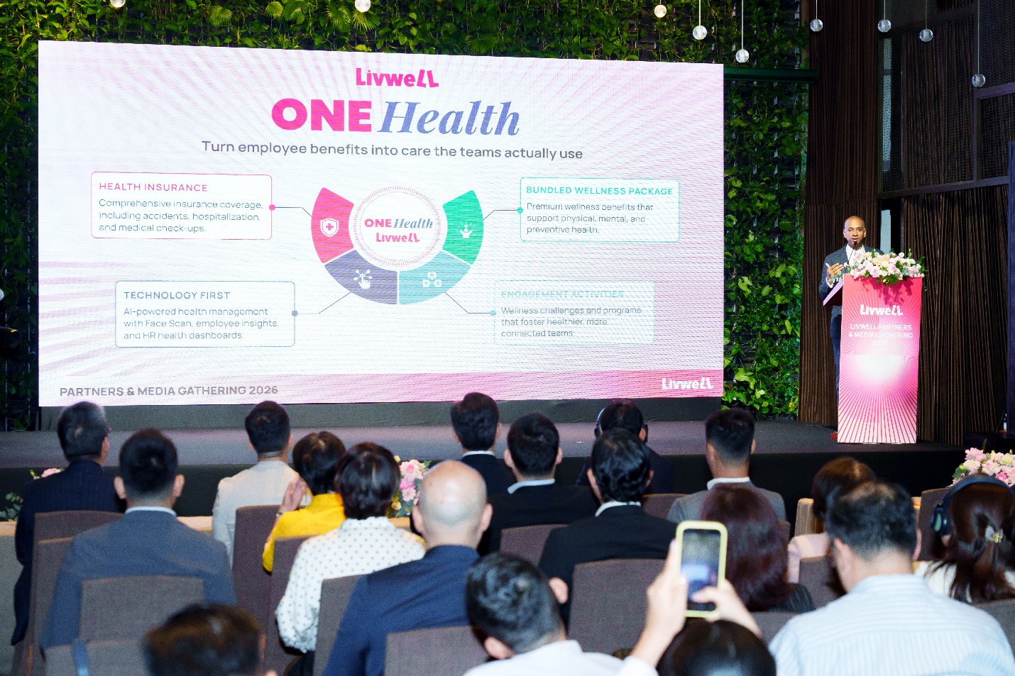 Ông Nikhil Verma - Nhà Đồng sáng lập, Tổng giám đốc LivWell Holdings giới thiệu về OneHealth tại sự kiện.