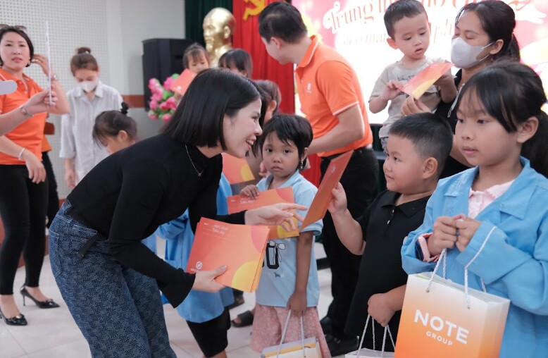 Đại diện Note Group trao quà và hỗ trợ chi phí điều trị cho các bệnh nhi