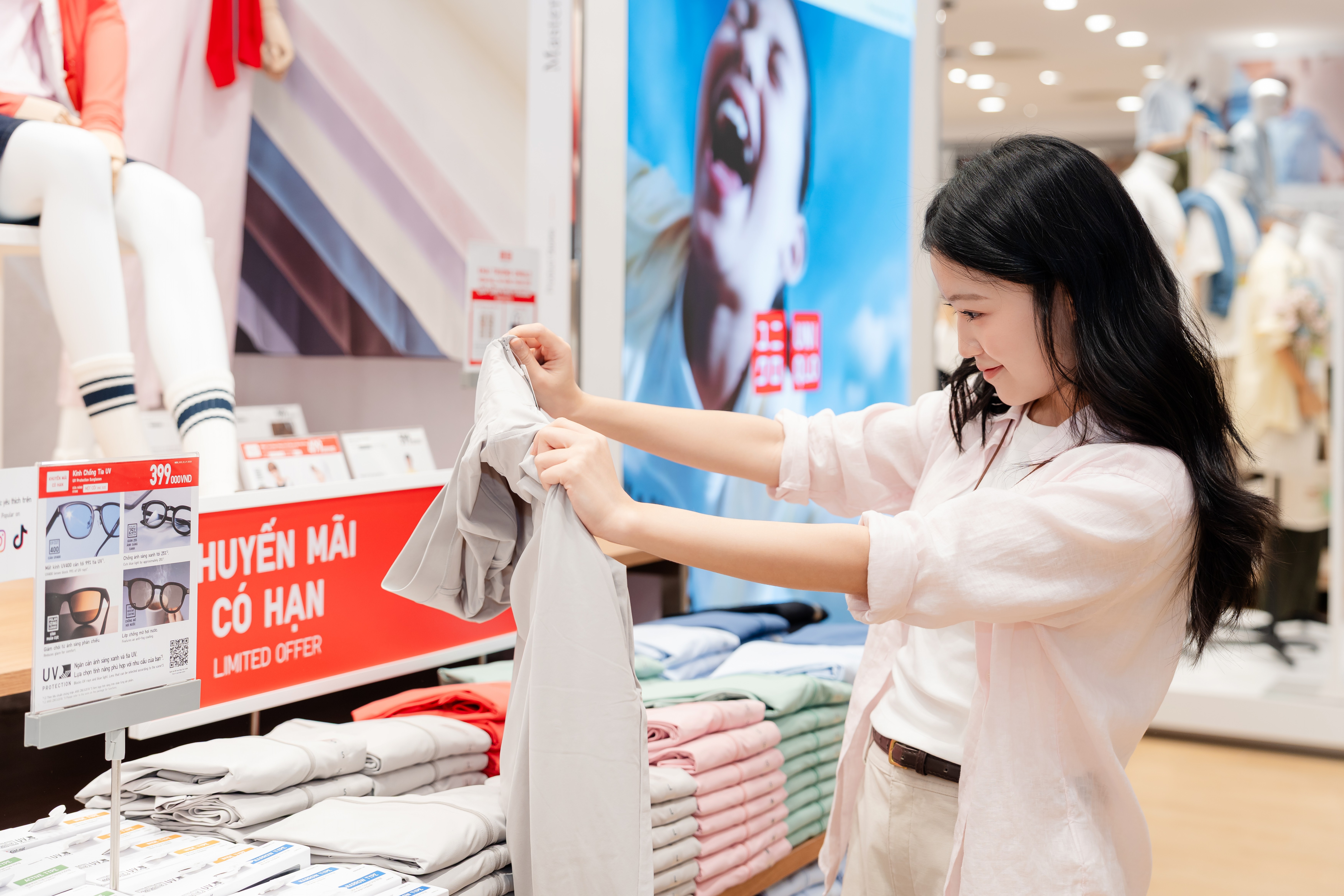 UNIQLO dành nhiều quà tặng và ưu đãi cho khách hàng trong dịp khai trương