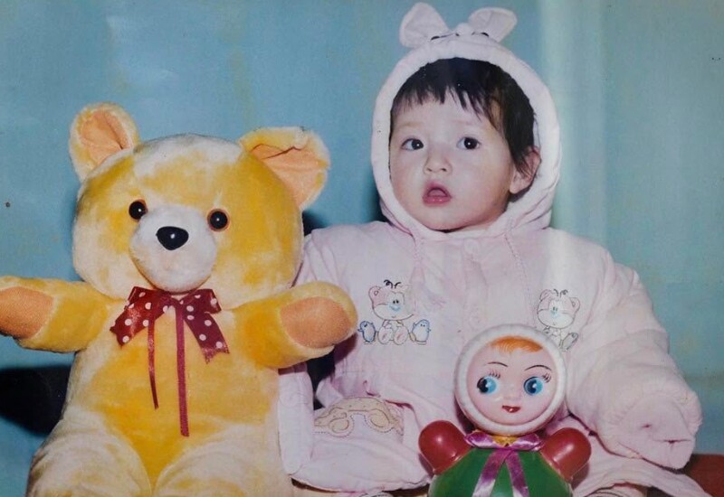 Ít ai ngờ rằng, cô bé trong hình sau này sẽ trở thành một Hoa hậu đình đám của showbiz Việt. Không chỉ ghi dấu ấn với nhan sắc nổi bật và bảng thành tích đáng nể, cô còn khiến nhiều người ngưỡng mộ bởi cuộc sống sang trọng, viên mãn, được ví như một "phú bà" chính hiệu.