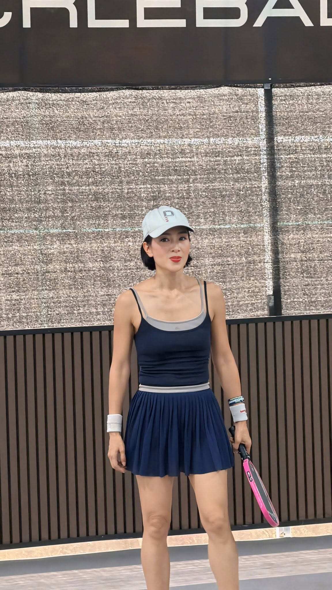 Song song với việc học, Thu Hương cũng chăm chỉ rèn luyện thể dục thể thao: chơi pic, tập gym,...