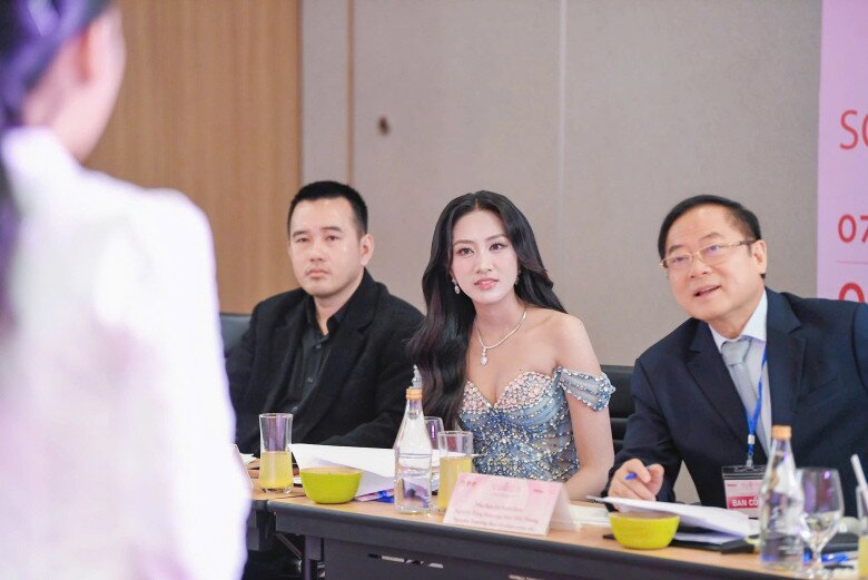Hoa hậu Việt Nam 2024 Hà Trúc Linh - thành viên trẻ nhất trong Ban giám khảo, cho biết cô ấn tượng với sự đa dạng của dàn thí sinh. Đương kim Hoa hậu Việt Nam đặc biệt đánh giá cao những cô gái có nhiều tài lẻ, khả năng giao tiếp và sử dụng ngôn ngữ linh hoạt.